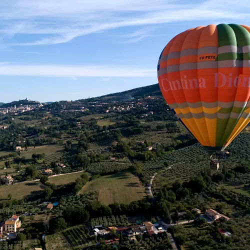 Giro in mongolfiera in Umbria. In volo sopra Assisi